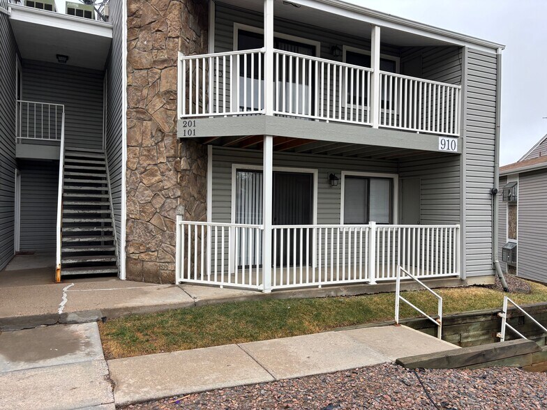 Building Photo - 910 S Walden St