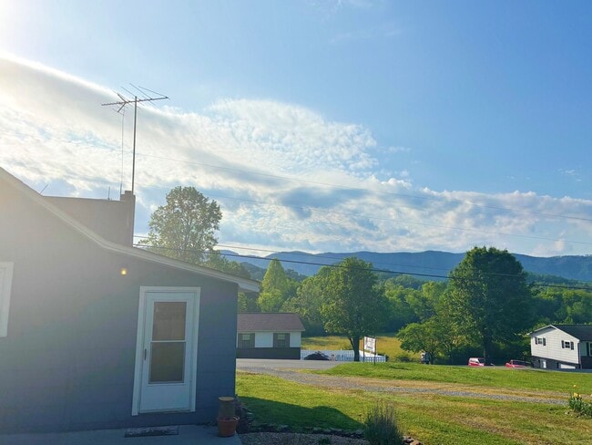 Building Photo - Maryville 37803 - 1 bedroom, 1 bath home  - Contact Jeremy Logan 865-307-2273