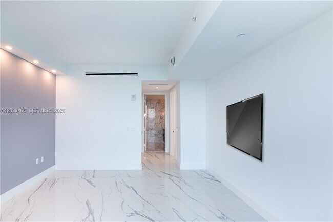 Building Photo - 15701 Collins Ave