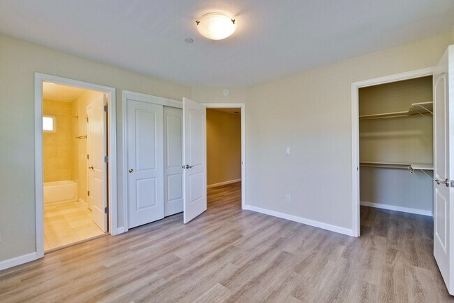 Building Photo - Awesome Home Located in a Quiet Tree Line Neighborhood