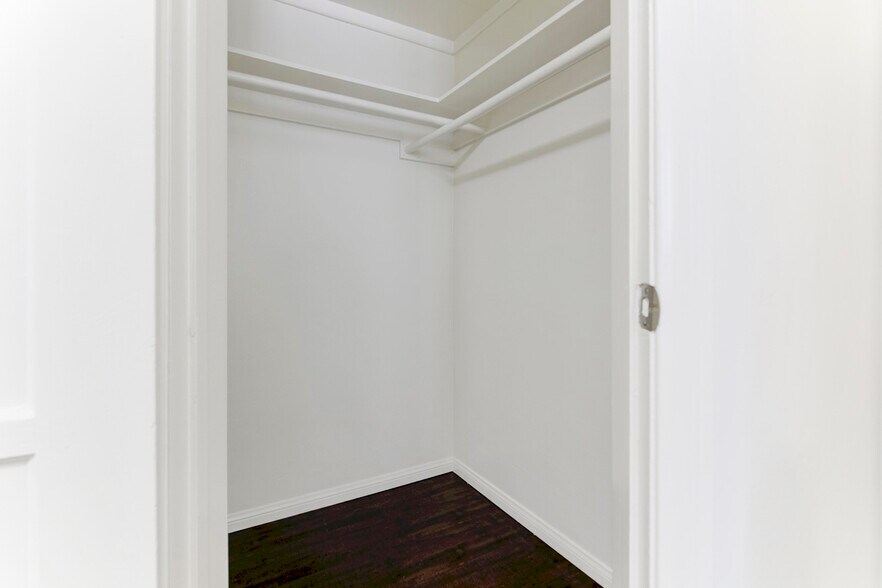 Building Photo - 12156 Vanowen St