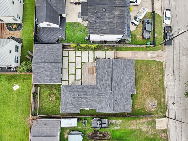 Building Photo - 822 Avenue of Oaks St