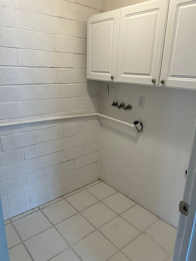 Building Photo - NEXT TO PARK DESIREABLE LOCATION RECENTLY RENOVATED!