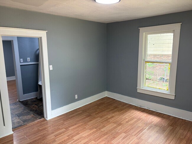 Building Photo - $900 move in special!