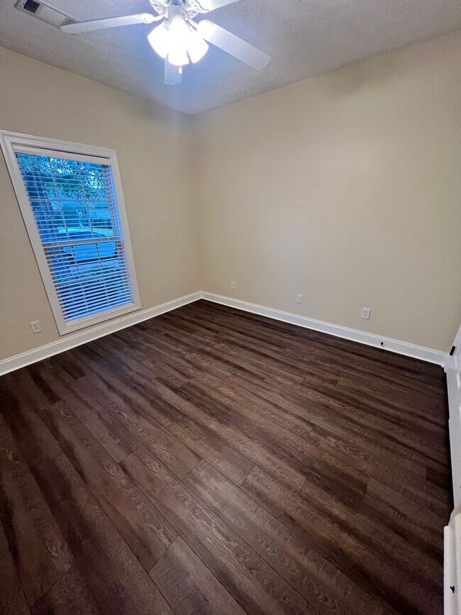 Building Photo - 1630 Academy Dr