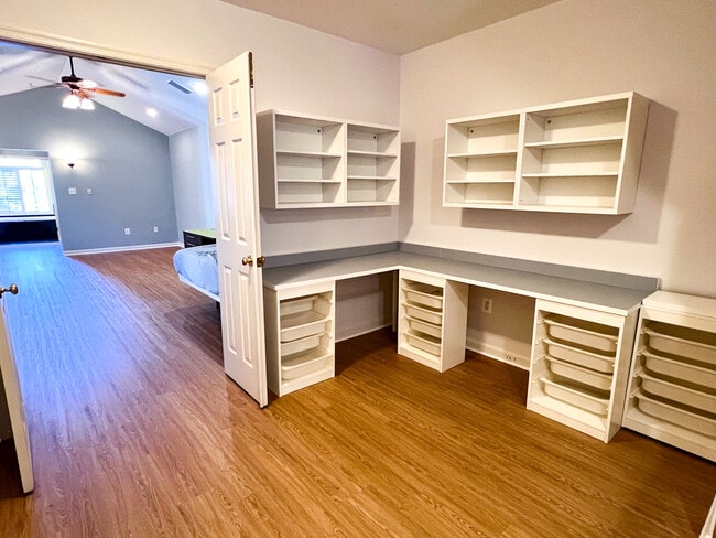 Building Photo - 557 Longhorn Crescent