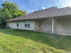 Building Photo - Spacious Duplex in Harrah