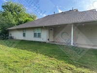 Building Photo - Spacious Duplex in Harrah