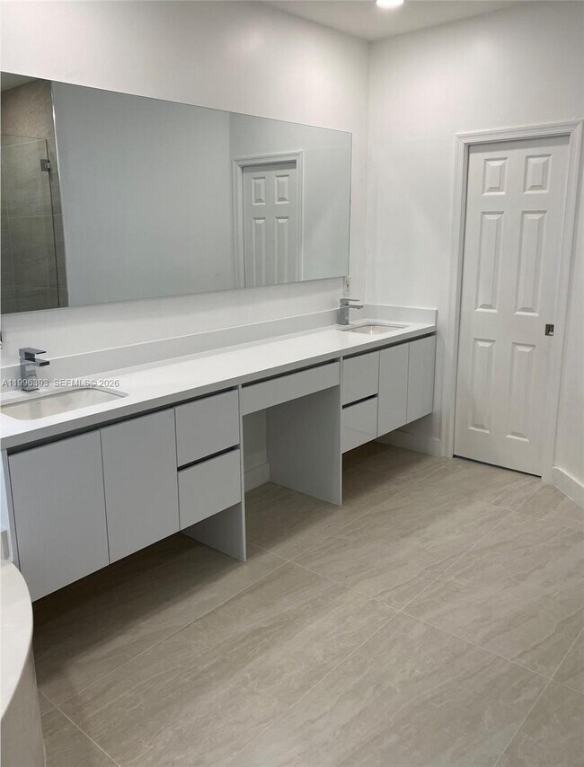 Building Photo - 3066 Lakewood Cir