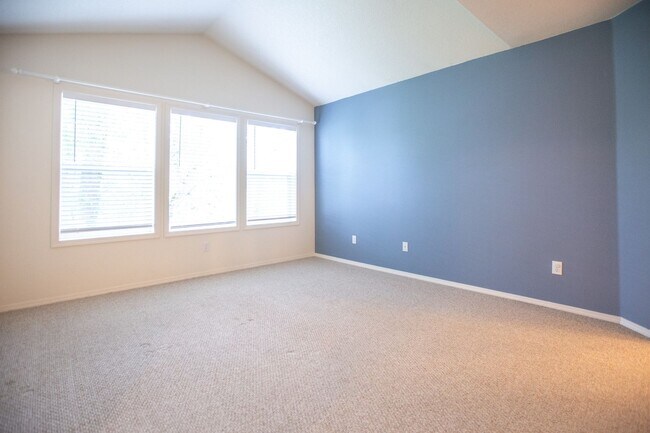 Building Photo - 11370 SW Thunder Terrace