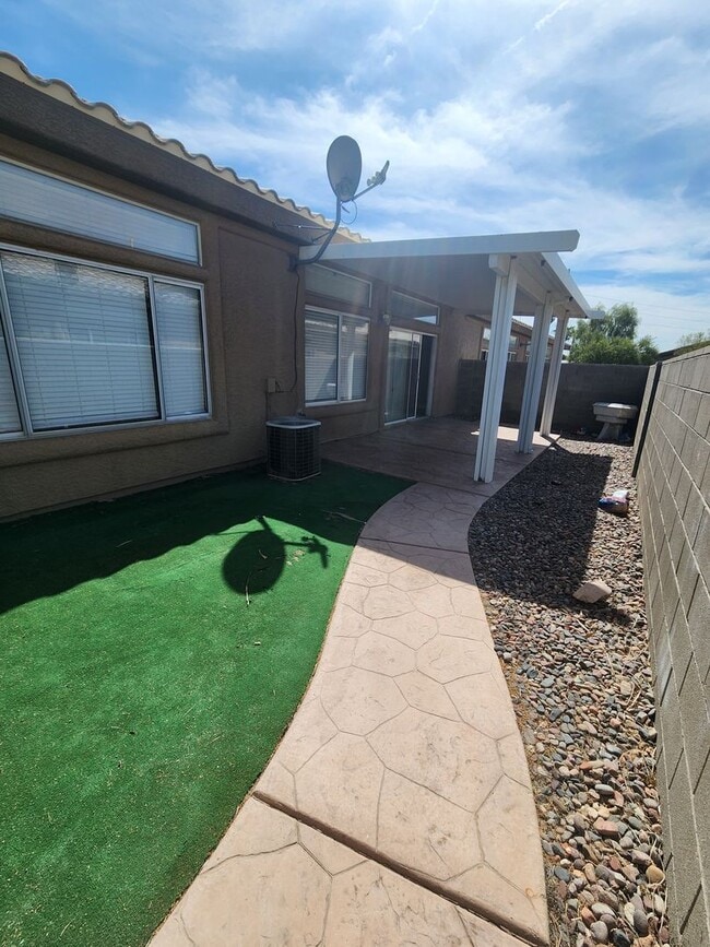 Building Photo - A Fabulous 3 Bedroom Townhome In North Las...