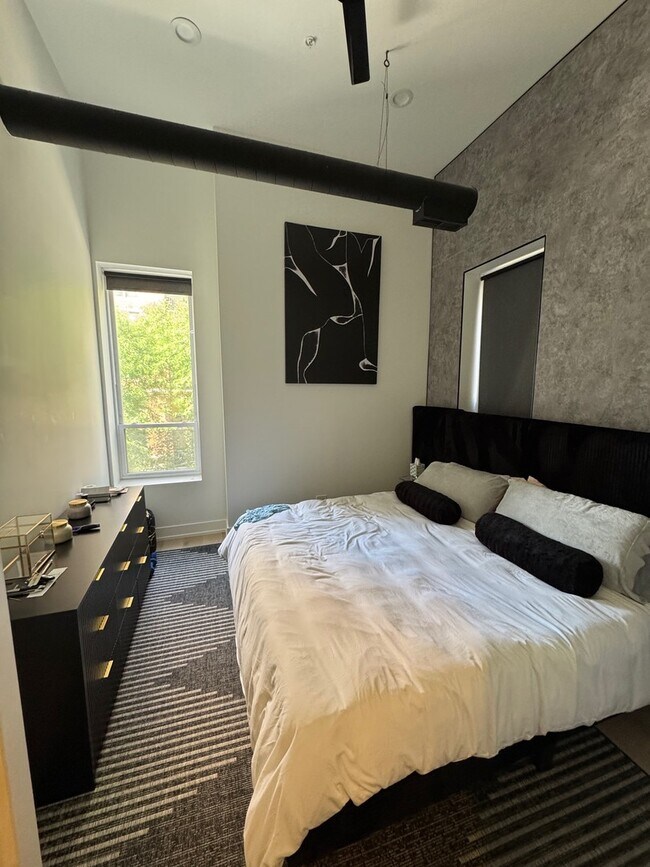 Building Photo - 77 W Chestnut St