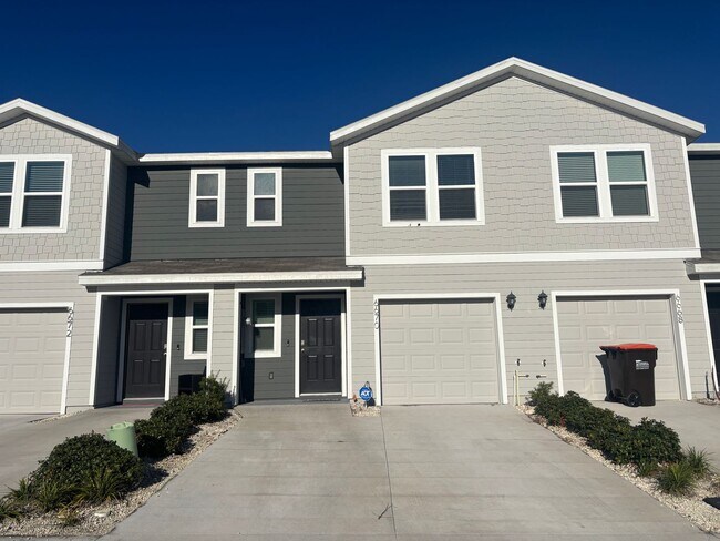 Building Photo - Beautiful Townhome Community Close to Everything!!