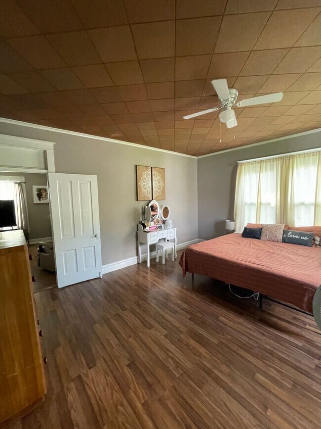 Building Photo - 606 N Court