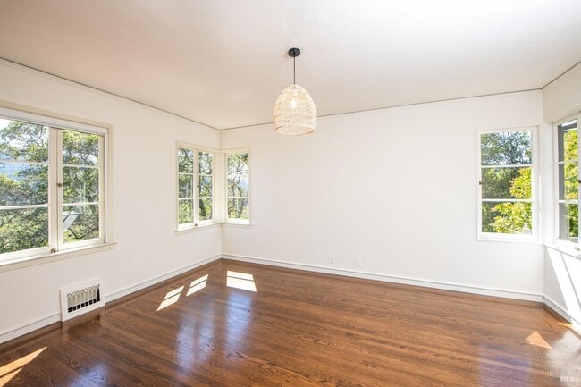 Building Photo - 20 Vista Dr