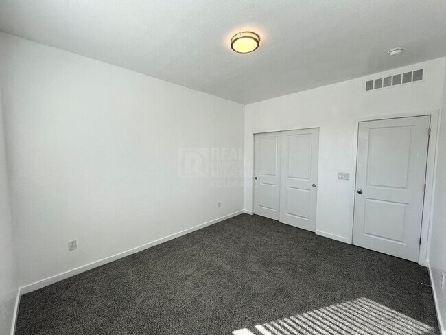 Building Photo - 811 E 98th-505