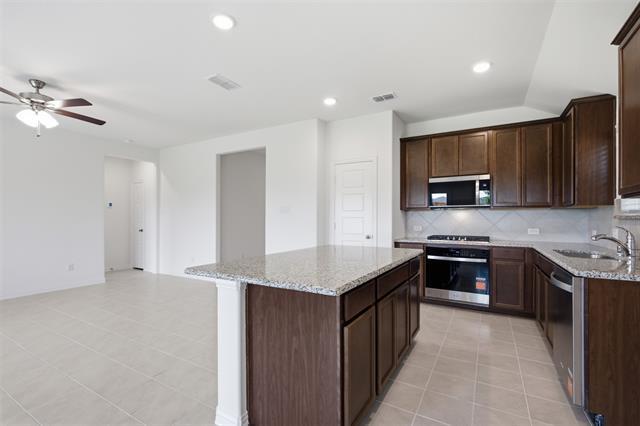 Building Photo - 825 Birdie Dr