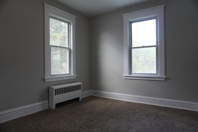 Building Photo - 890 Maplewood Ave