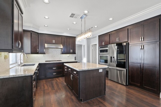 Building Photo - Spacious 3 Bedroom 3 Bath Available Now!