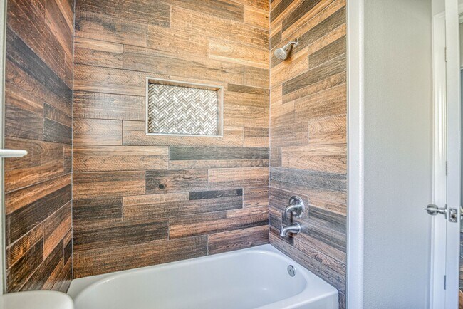 Building Photo - Eastside area for Short or Long Term Rental(Completely Furnished) Beautiful 4 bed/2 baths