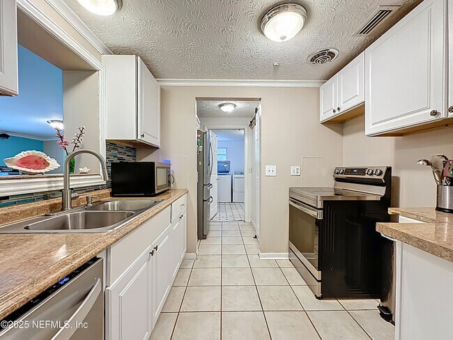 Building Photo - 2829 Goldenrod Cir E