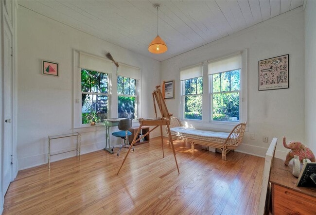 Building Photo - 1704 Alameda Dr