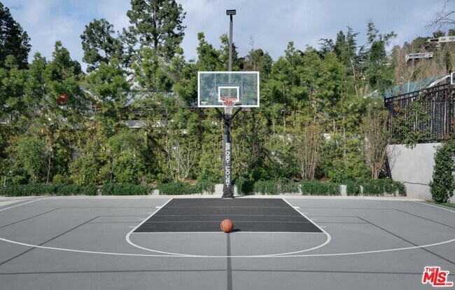 Building Photo - 1214 Coldwater Canyon Dr