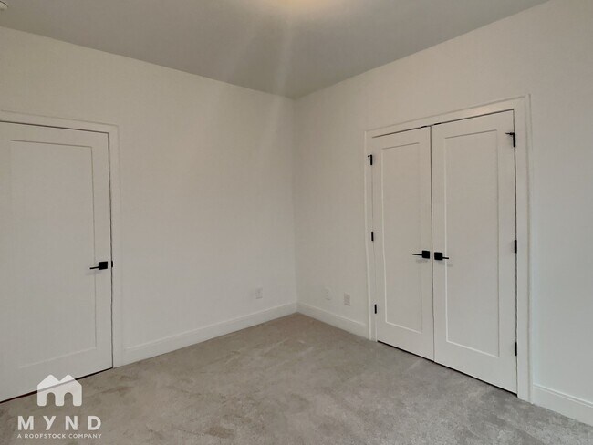 Building Photo - 828 S Columbia Dr