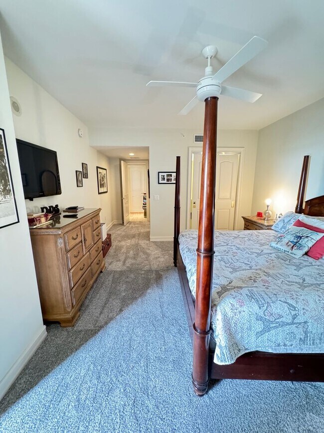 Building Photo - Seasonal/short term 3/2 renovated Ritz Carlton beauty with long water views