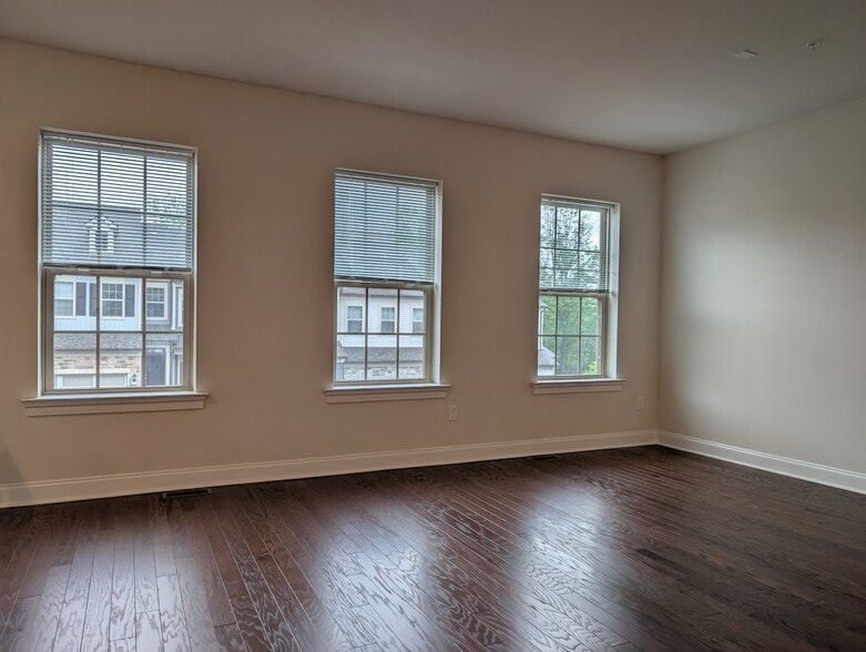 Building Photo - 35 Dahlia Dr