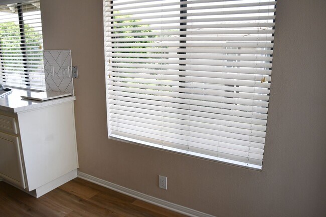 Building Photo - Newly remodeled and updated