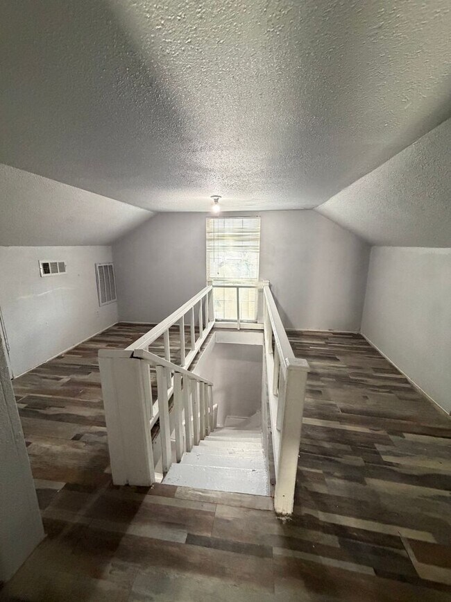 Building Photo - 3 Bedroom, 1 Bathroom Single-Family Home – Fort Worth, TX 76105
