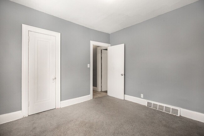 Building Photo - 3584 E 151st St