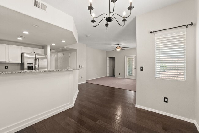 Building Photo - Upscale Condo | 3 Bed / 2 Bath | Garage | ...