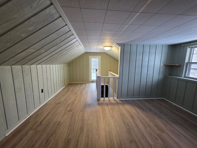 Building Photo - Four Bedroom House Available in Battle Creek!