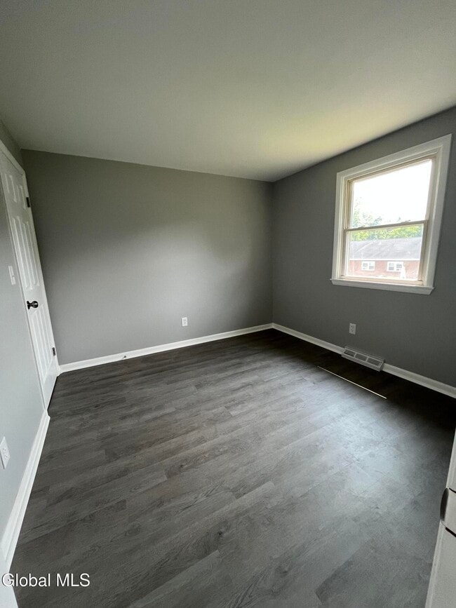 Building Photo - 5 Bayberry Dr