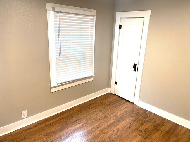 Building Photo - Charming West Side Bunglaow available now