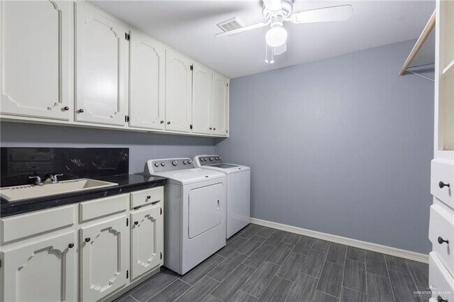 Building Photo - 1608 Merlin Dr