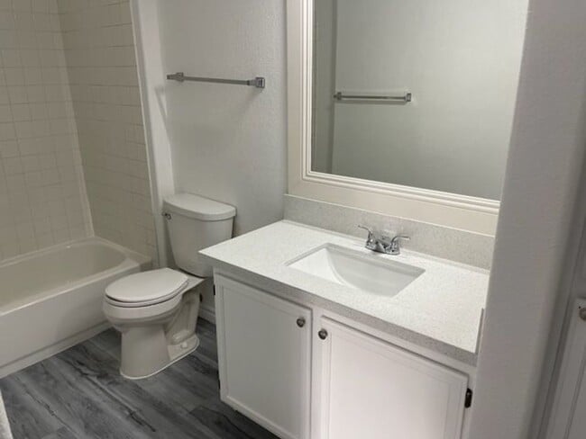 Building Photo - 2 Bedroom Condo in Silverado Ranch!