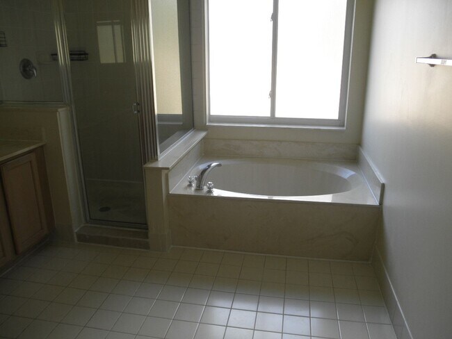 Building Photo - Thousand Oaks