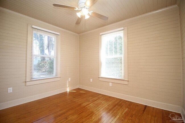 Building Photo - 3102 E De Soto St
