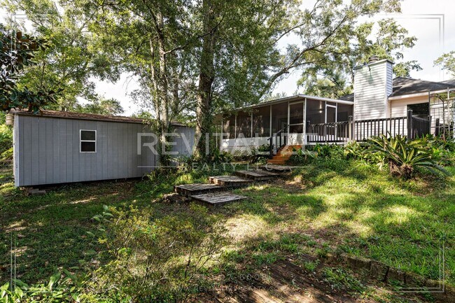 Building Photo - 3/2 Brick Home with Sunroom, Deck, and Car...