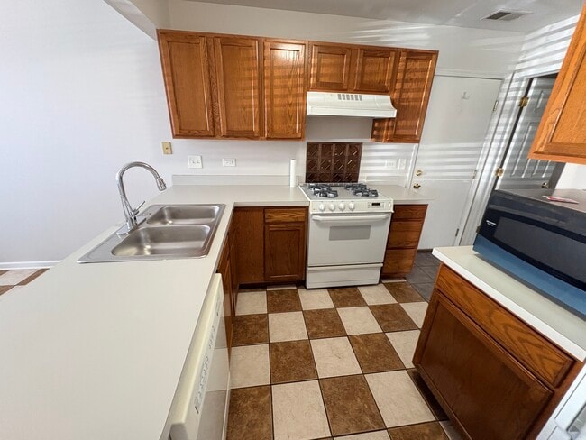 Building Photo - 647 Beaver Ct