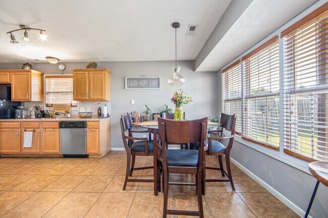 Building Photo - Good size home East of Raeford