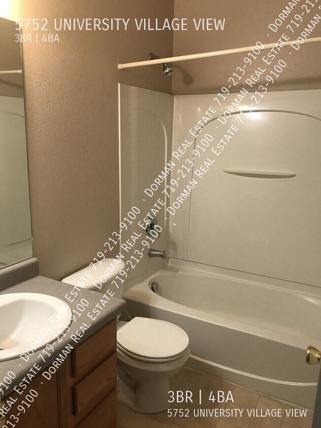 Building Photo - Townhome with garage