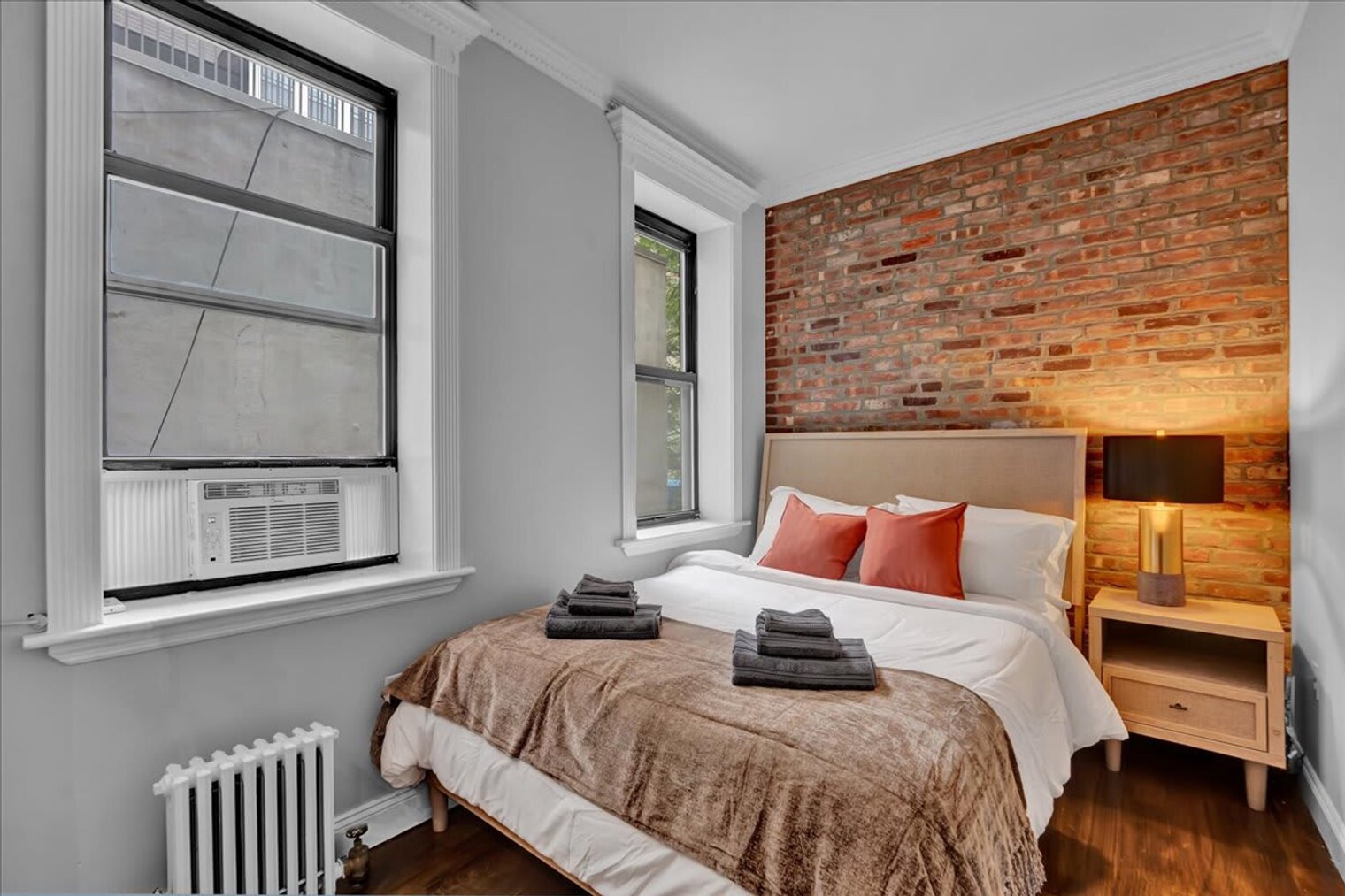 Building Photo - 346 E 18th St