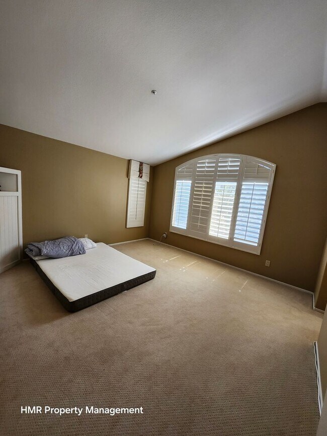 Building Photo - Beautiful two-story in Hunter's Ridge
