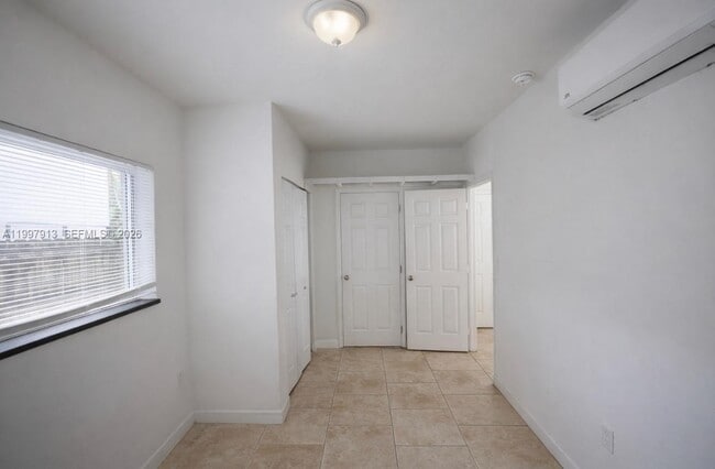 Building Photo - 572 NE 67th St