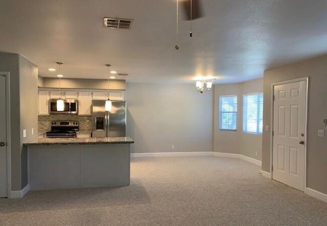 Building Photo - Stunning 2 Bedroom Condo At Rock Springs!