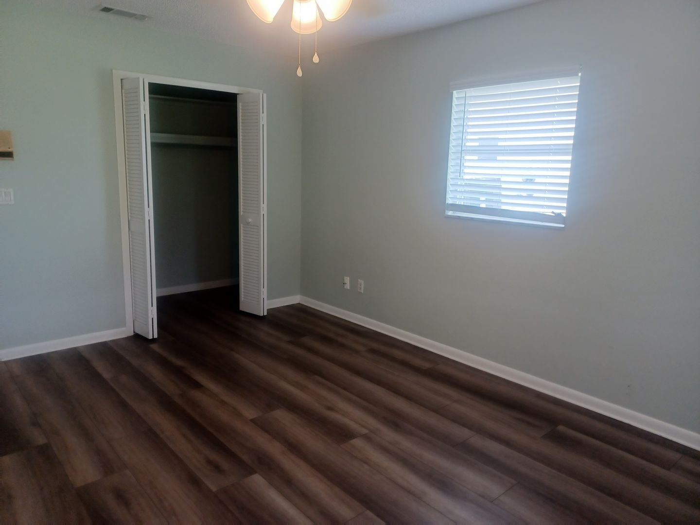 Building Photo - Coming Soon: Spacious, Newly Remodeled  3 bedroom, 2 bathroom screened lanai GREAT LOCATION